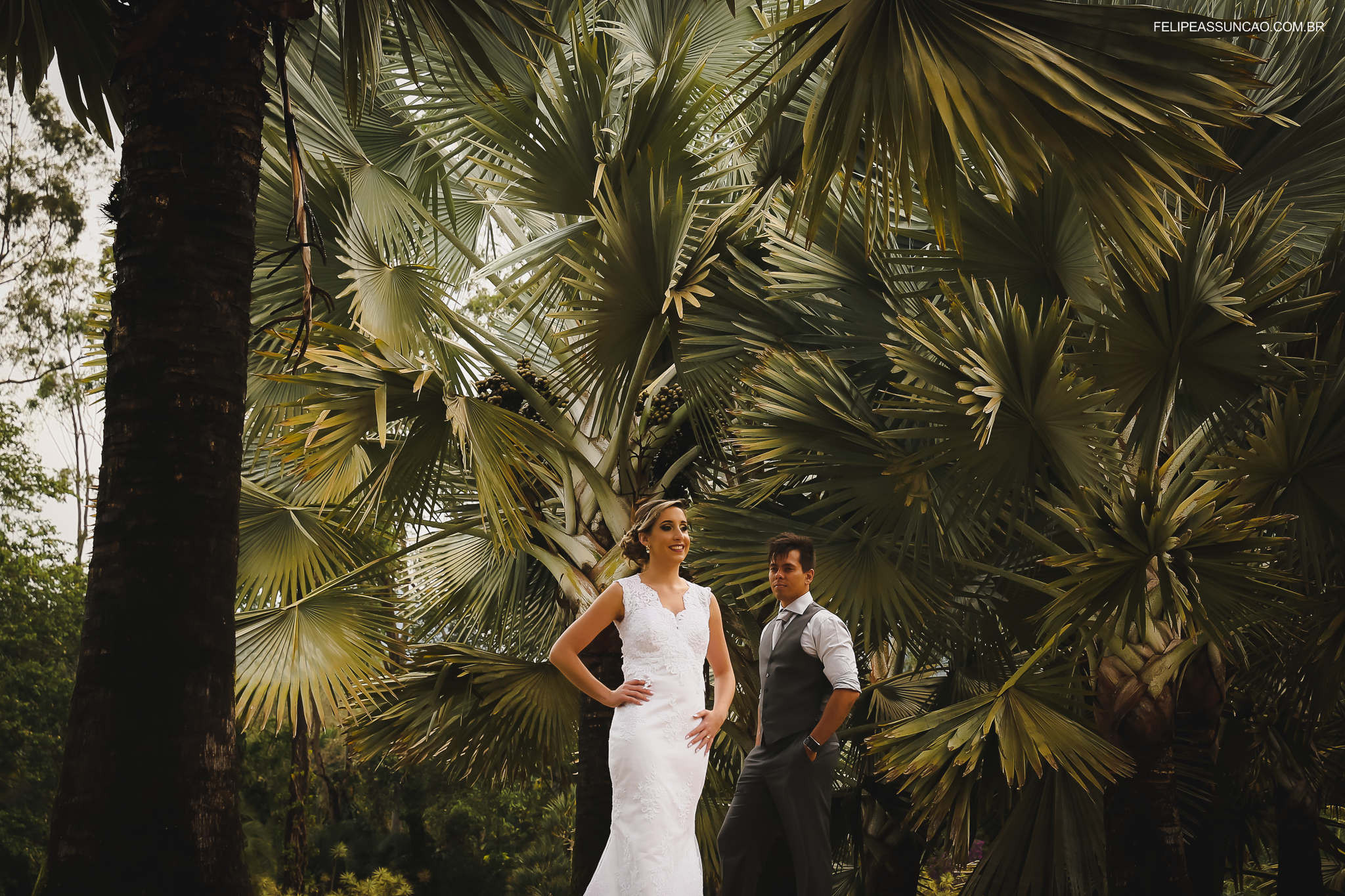 Casal durante celebração de casamento